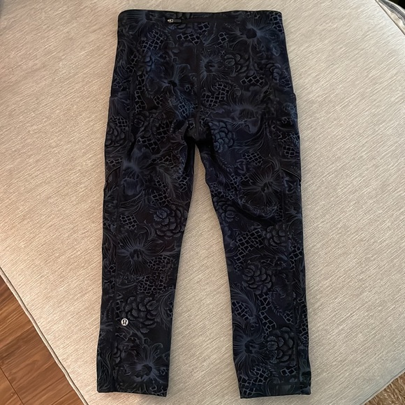 Lulu Lemon paisley cropped leggings in navy blue - Picture 5 of 5